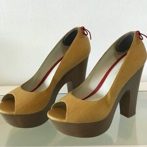 Via libera peep toe pump